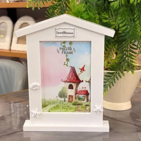 برواز صور أبيض على شكل منزل